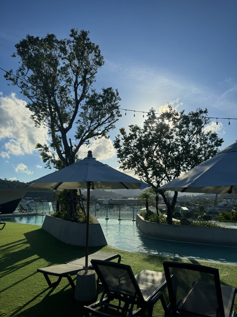 Piscina rooftop al tramonto all'HOMA Phuket Town