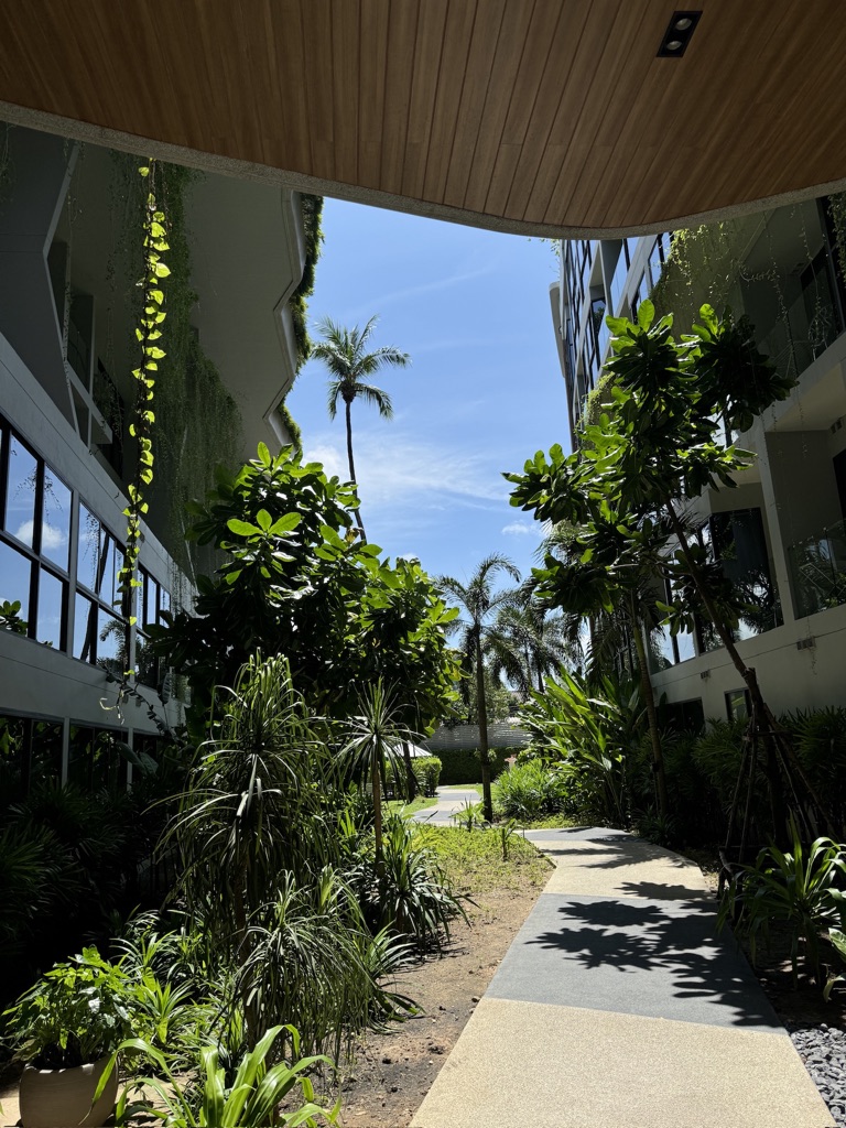 Giardini e camminamenti interni dell'HOMA Phuket Town