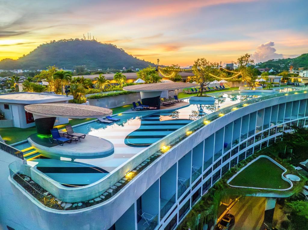 Piscina sul rooftop dell'HOMA Phuket Town al tramonto
